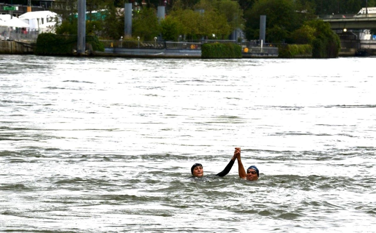 Fransa Spor Bakanı Sen Nehri’nde Yüzdü