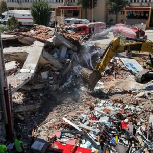 balikesirdeki depremde yikilan binanin enkazi kaldiriliyor lkHwpn5F