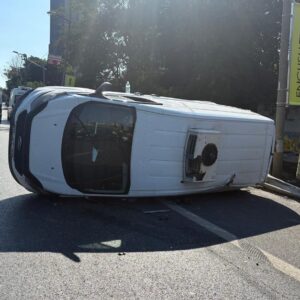 besiktasta otobusle carpisan minibus devrildi DICCsSAM
