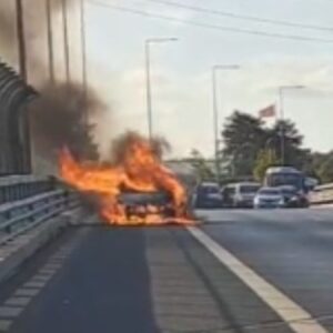 istanbulda otomobil alev alev yandi 5Z89hVwm