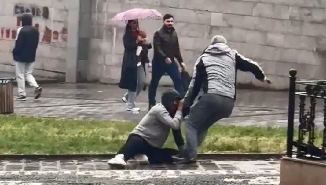 gaziosmanpasada sokak ortasinda kavga kaldirim tasiyla dovdu OX4sVhMu.jpg