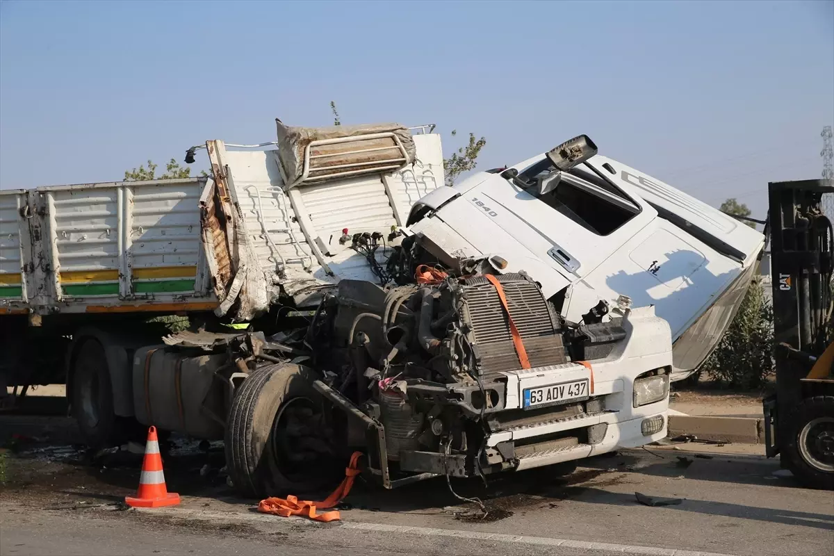 antakyada kaza tir yol temizleme aracina carpti 6QadHIVK.jpg