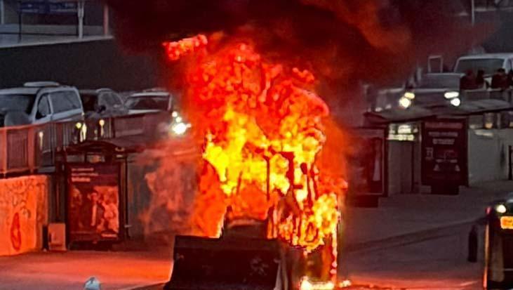 cevizlibagda d 100de hareket halindeki is makinesi bir anda alev aldi 8FeEI4TM.jpg