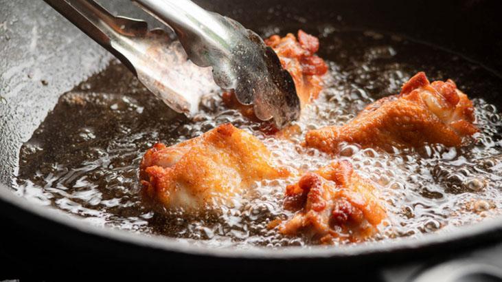 ocagi yag icinde birakmadan kizartmanin sirri bir tava isi cozuyor OxyxpULW.jpg