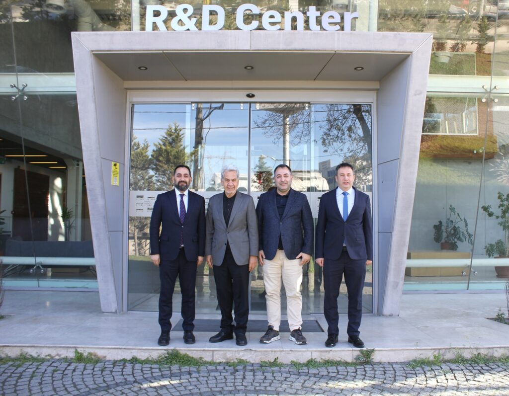 Tırsan Karekara Lojistik'e treyler teslim etti, firma yöneticileri